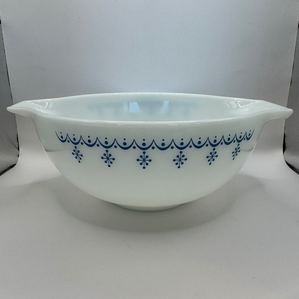 Pyrex Garland or Snowflake Cinderella Mixing Bowl 443 2 1/2QT.